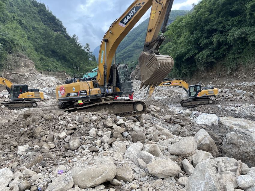 挖掘機(jī)晝夜不停，搶通大溝橋。四川省交通運(yùn)輸廳供圖