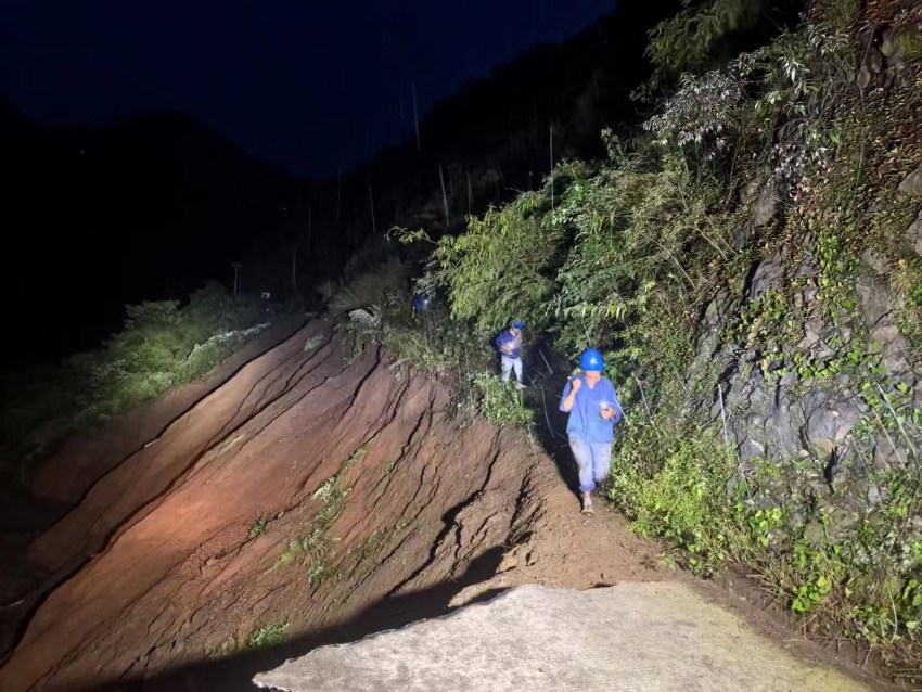 萬工供電所員工冒雨連夜前往受災(zāi)一線路上，緊急查勘已被泥石流沖毀的線路。趙亮攝