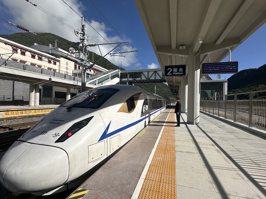 這是動(dòng)車組列車首次進(jìn)入黃龍、九寨景區(qū)。中國(guó)鐵路成都局集團(tuán)有限公司供圖