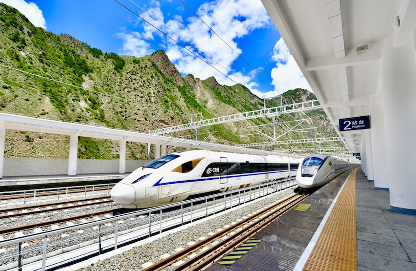 動(dòng)車組列車在鎮(zhèn)江關(guān)站。中國(guó)鐵路成都局集團(tuán)有限公司供圖