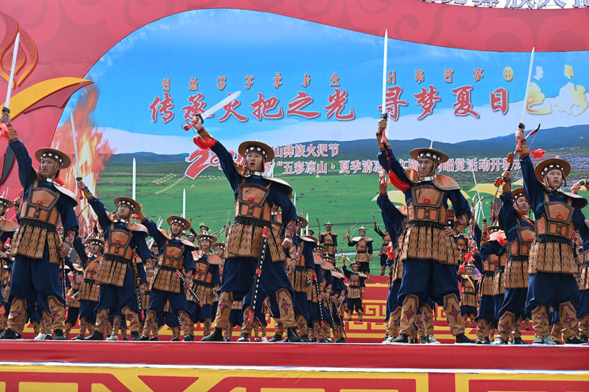 彝族傳統(tǒng)火把節(jié)開幕式現(xiàn)場。宋明供圖
