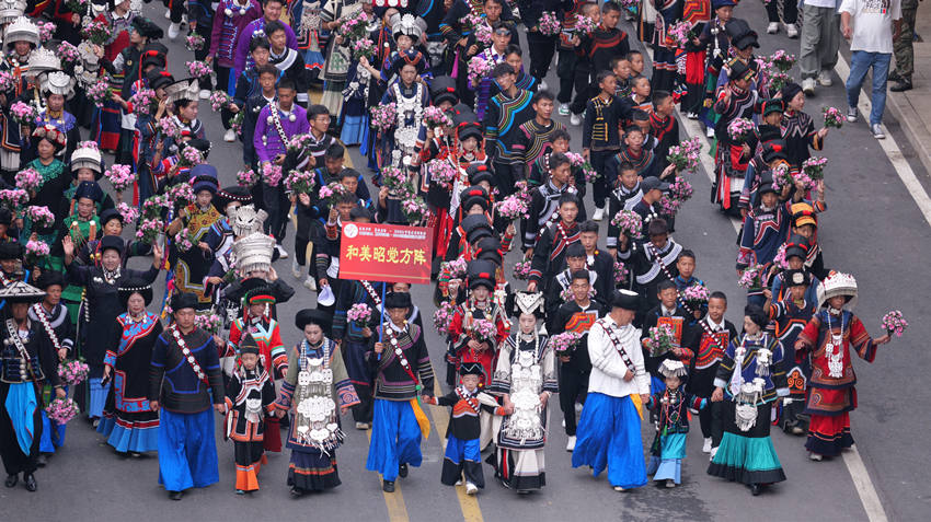 彝族服飾盛裝方隊(duì)巡游現(xiàn)場(chǎng)。宋明供圖