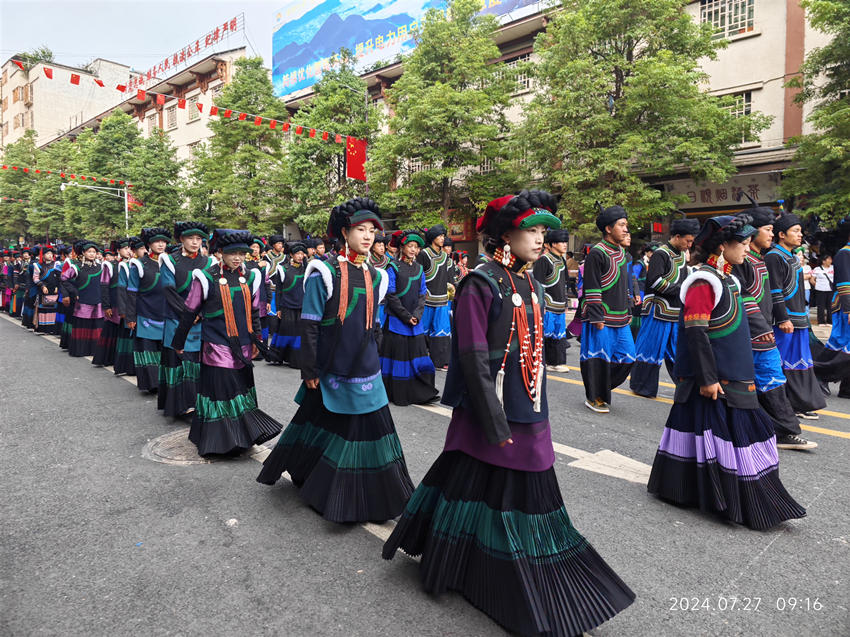 彝族服飾盛裝方隊(duì)巡游現(xiàn)場(chǎng)。宋明供圖