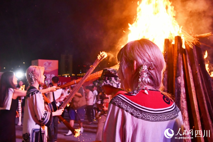 市民游客在火堆旁點(diǎn)火。人民網(wǎng) 趙祖樂攝