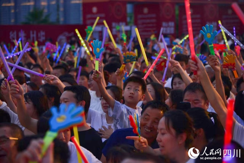 觀看火把節(jié)開幕式的市民和游客。實(shí)習(xí)生 舒鑫攝