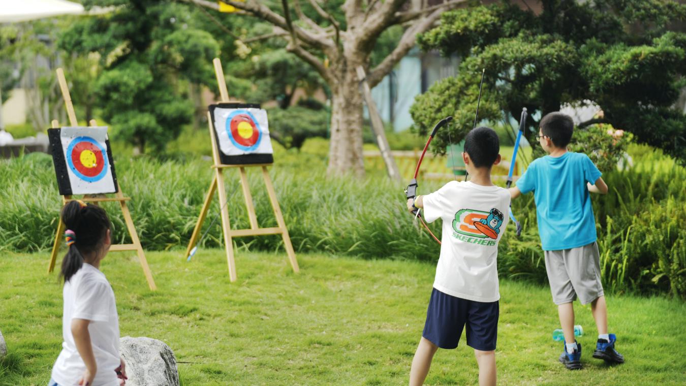 孩童在草地上射箭。主辦方供圖