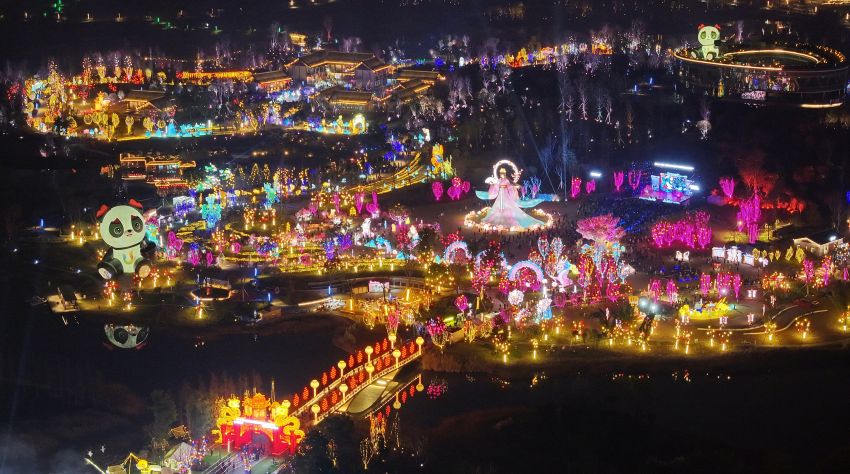 2024年成都東安湖首屆燈會夜景。龍泉驛區(qū)融媒體中心供圖