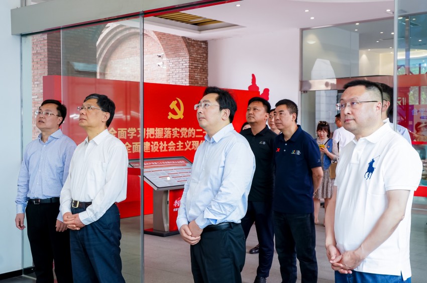 2023年5月4日《求是雜志》社長夏偉東率隊調(diào)研成都市學(xué)習(xí)強(qiáng)國主題街區(qū)并在《求是》微視頻專題報道。成都電視臺供圖