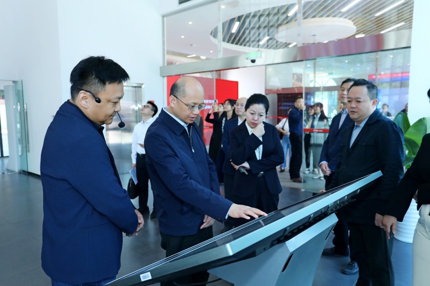 2024年3月29日學(xué)習(xí)強(qiáng)國學(xué)習(xí)強(qiáng)國總編輯農(nóng)濤調(diào)研街區(qū)對街區(qū)創(chuàng)新舉措給予高度評價。成都電視臺供圖
