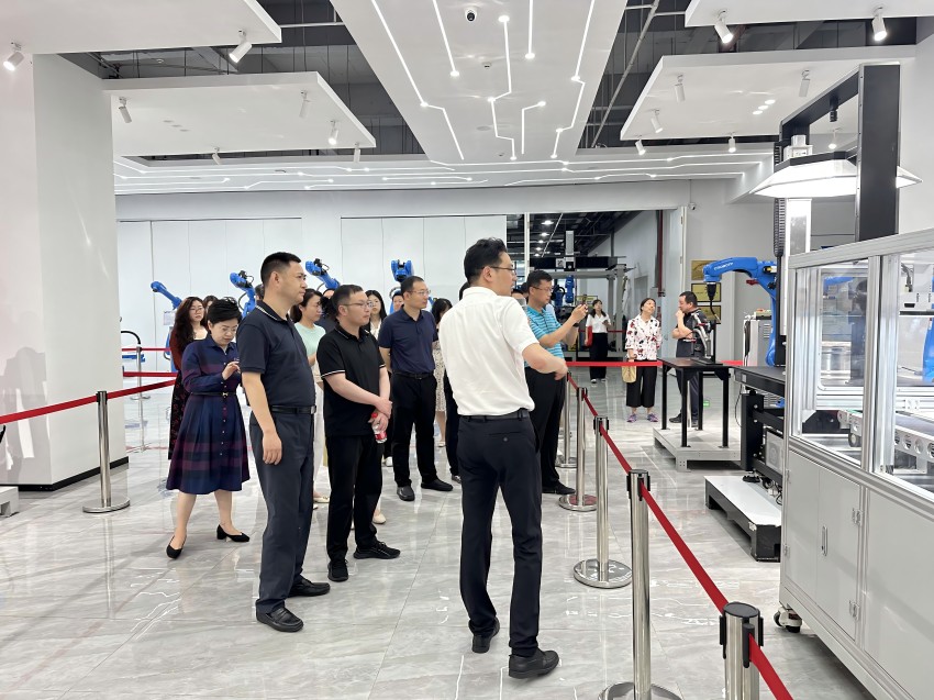 四川省發(fā)展改革委、成都市發(fā)展改革委及全國各省、自治區(qū)、直轄市發(fā)改委副主任、產(chǎn)業(yè)處處長共計60余人調(diào)研功能區(qū)卡諾普項目。龍?zhí)豆I(yè)機器人產(chǎn)業(yè)功能區(qū)供圖