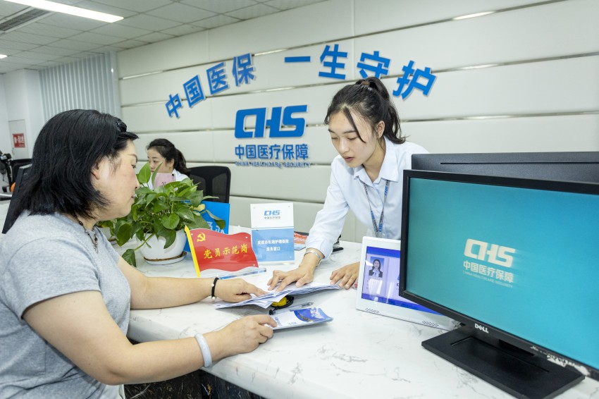 在都江堰市醫(yī)保服務(wù)大廳長護險窗口受理群眾申請。都江堰市醫(yī)療保障局供圖
