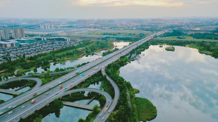 成都興城集團(tuán)投資建設(shè)的環(huán)城生態(tài)公園錦城湖。成都市國(guó)資委供圖