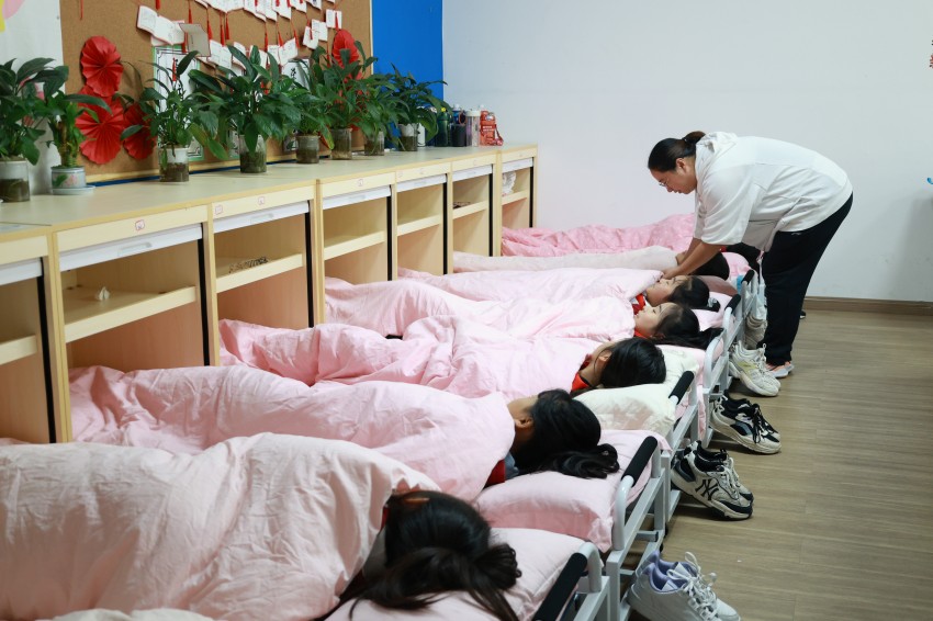 成都市青白江區(qū)為明學(xué)校積極落實(shí)成都“作息令”，滿足學(xué)生躺平睡。成都市教育局供圖