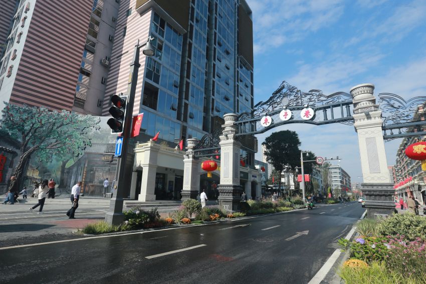西安路街道以特色街區(qū)打造，帶動老舊院落治理，提升社區(qū)整體面貌。成都市委編辦供圖