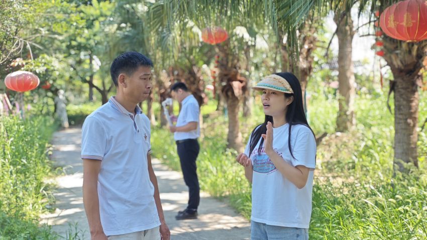 成都市農(nóng)交所工作人員向閑置資產(chǎn)流轉(zhuǎn)委托客戶介紹流轉(zhuǎn)工作流程。成都市紀(jì)委供圖