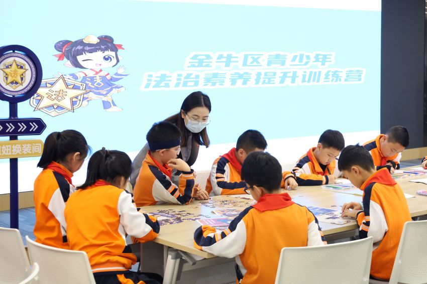 成都市公民法治素養(yǎng)觀測點——金牛區(qū)青少年普法教育基地“學法筑基”青少年法治訓練營活動現(xiàn)場。成都市司法局供圖