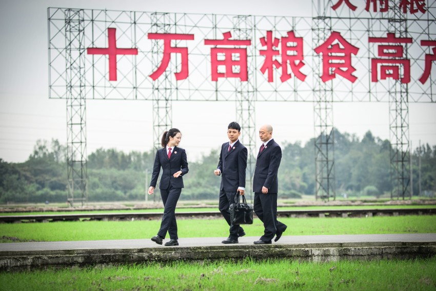 開展巡田工作，以“檢察藍(lán)”守護(hù)“生態(tài)綠”。崇州市檢察院供圖
