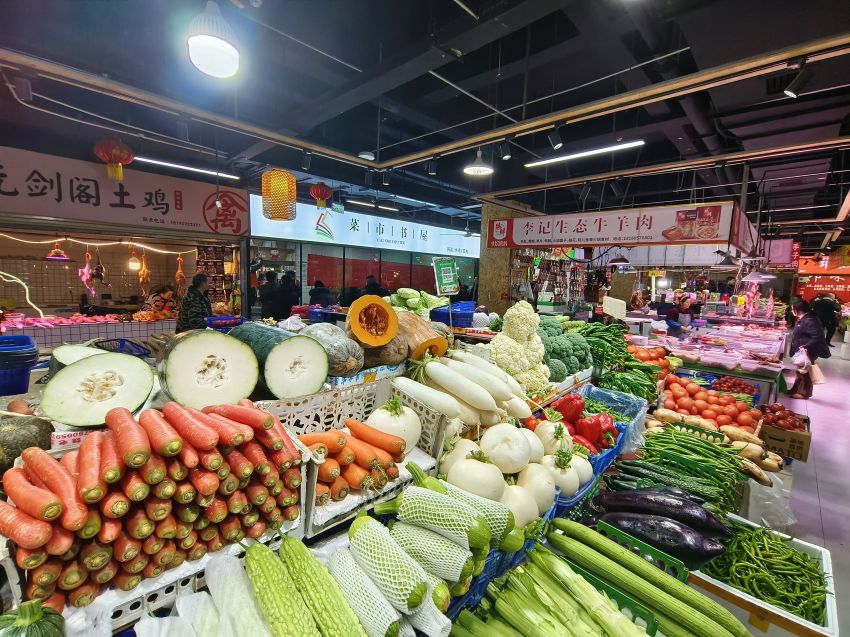 迎春農(nóng)貿(mào)市場“菜市書屋”。成都市委宣傳部供圖