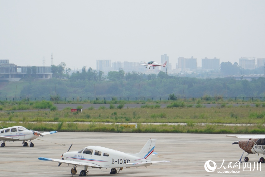 淮州機(jī)場(chǎng)內(nèi)駐場(chǎng)企業(yè)正在進(jìn)行低空飛行訓(xùn)練。人民網(wǎng) 趙祖樂攝