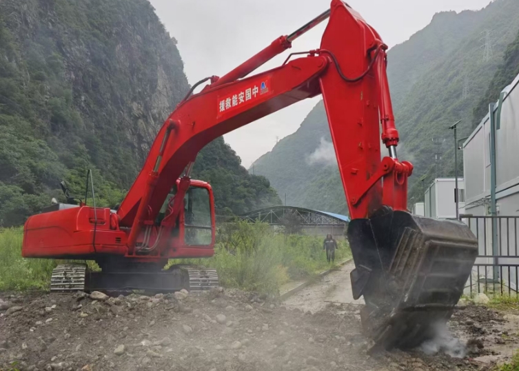 搶通被沖毀道路。中國(guó)安能三局供圖