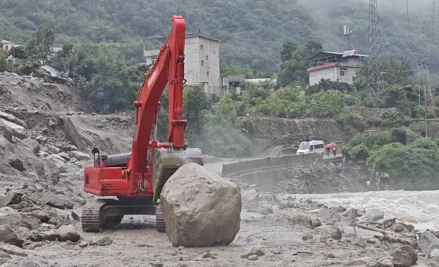 搶通被沖毀道路。中國(guó)安能三局供圖