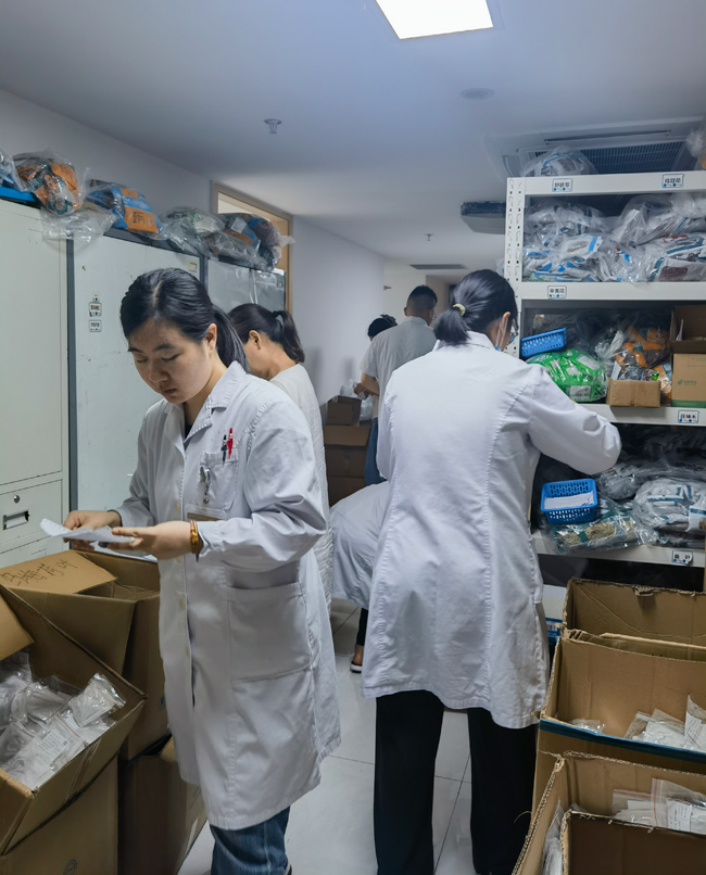 工作人員正在寄送中藥茶飲。成都市第一人民醫(yī)院供圖