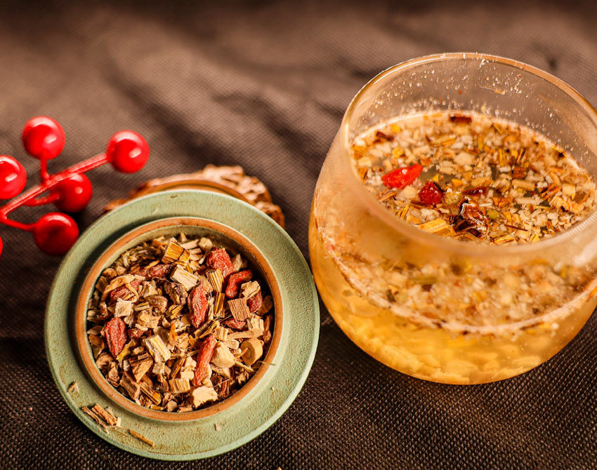 王曉東呼吸預(yù)防方茶飲。成都市第一人民醫(yī)院供圖