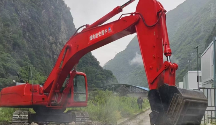 搶通被沖毀道路。中國(guó)安能三局供圖