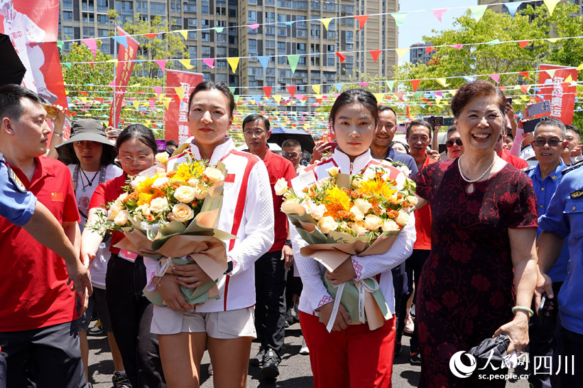 奧運選手受到家鄉(xiāng)人民的寵愛。許世智攝