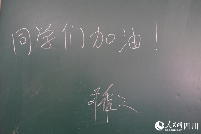 鄧雅文寫下“同學(xué)們加油”。許世智攝