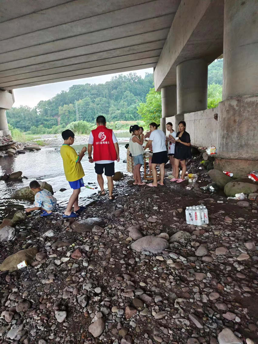 勸離河道內(nèi)人員。沐川縣融媒體中心供圖