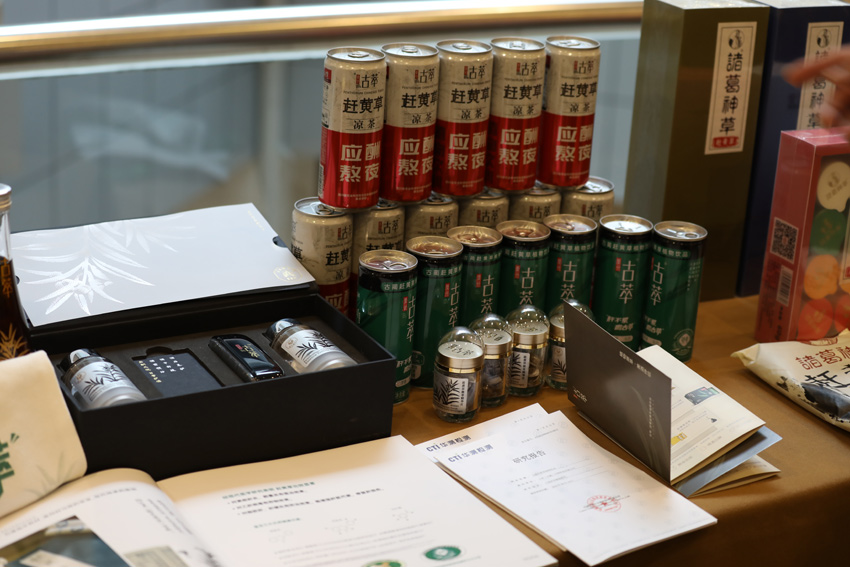 古藺出產(chǎn)的趕黃草制品。古藺縣委宣傳部供圖