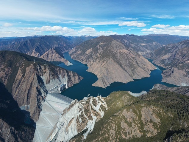 中國已建最高土石壩雅礱江兩河口水電站。王柏麟攝