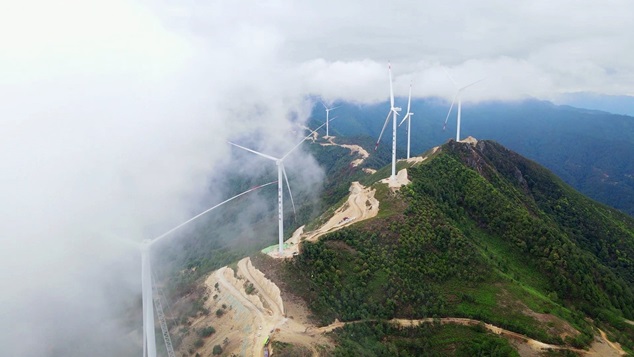國家首批大型風(fēng)電光伏基地項目臘巴山風(fēng)電場。張峰攝
