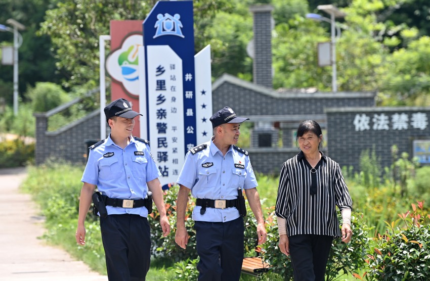 民輔警駐守在“鄉(xiāng)里鄉(xiāng)親警民驛站”提高了見警率、管事率。張磊供圖