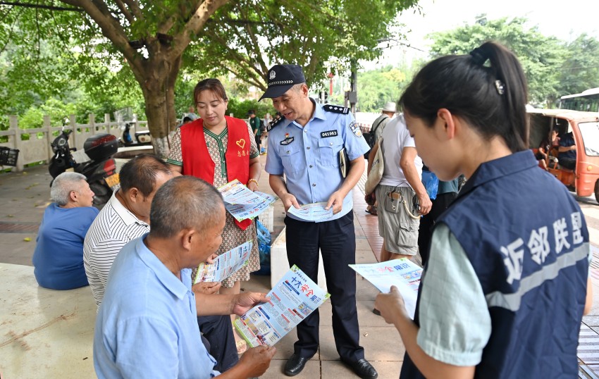 民警和平安商戶聯(lián)盟志愿者在斗雞菇市場內(nèi)進行法治宣傳。張磊供圖