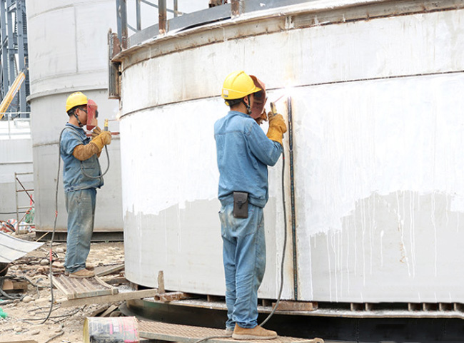 四川能投德阿鋰業(yè)有限責(zé)任公司年產(chǎn)3萬噸鋰鹽項(xiàng)目建設(shè)現(xiàn)場。綿竹融媒體中心供圖