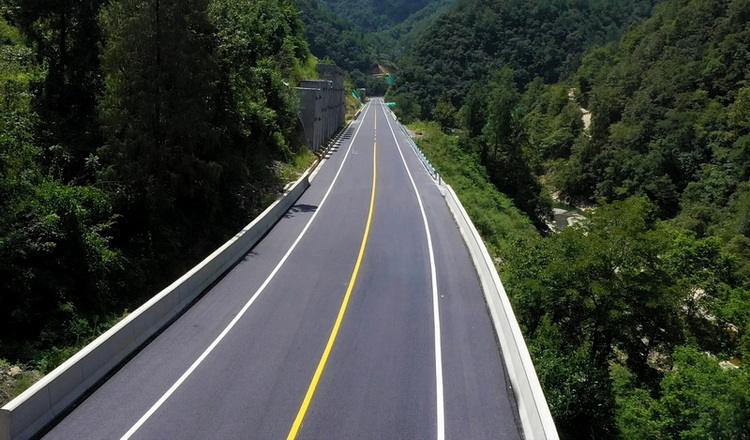 鐵礦至黑寶山旅游道路。萬源市融媒體中心供圖