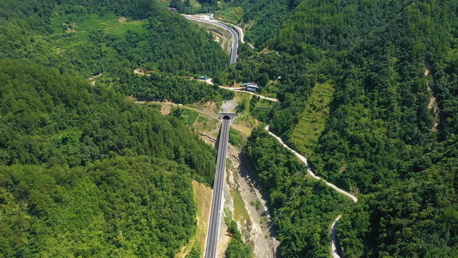 鐵礦至黑寶山旅游道路穿山越嶺。萬源市融媒體中心供圖