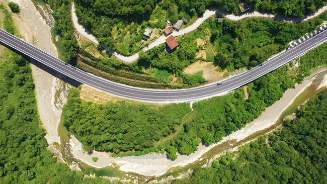 鐵礦至黑寶山旅游道路鐵礦段。萬源市融媒體中心供圖