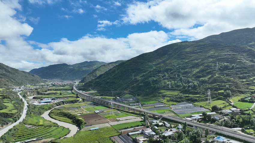 川青鐵路四川境內(nèi)段落全線開通后，動車直抵黃龍九寨溝景區(qū)只需三小時。成蘭公司供圖