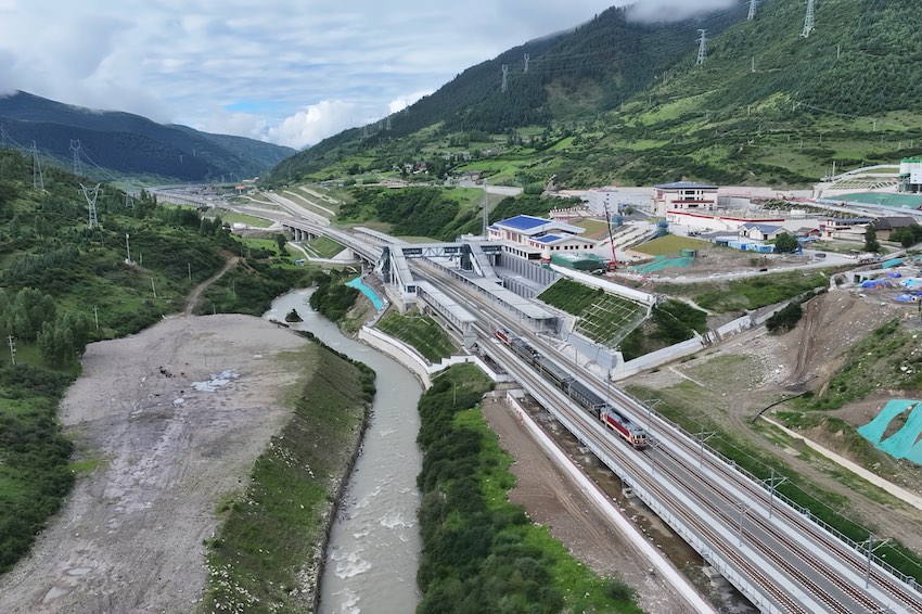 檢測列車在廣袤山間穿行。成蘭公司供圖