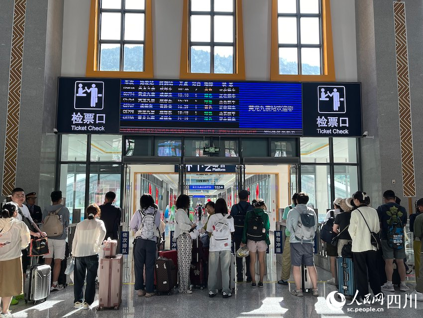 首發(fā)車(chē)乘客有序等待進(jìn)站乘車(chē)。人民網(wǎng)記者 郭瑩攝
