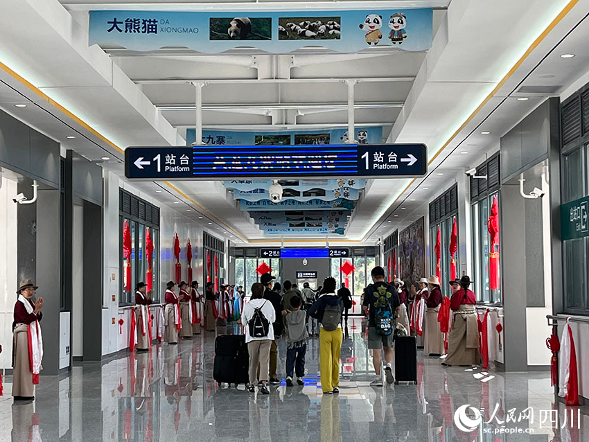 乘客有序乘車。人民網(wǎng)記者 郭瑩攝