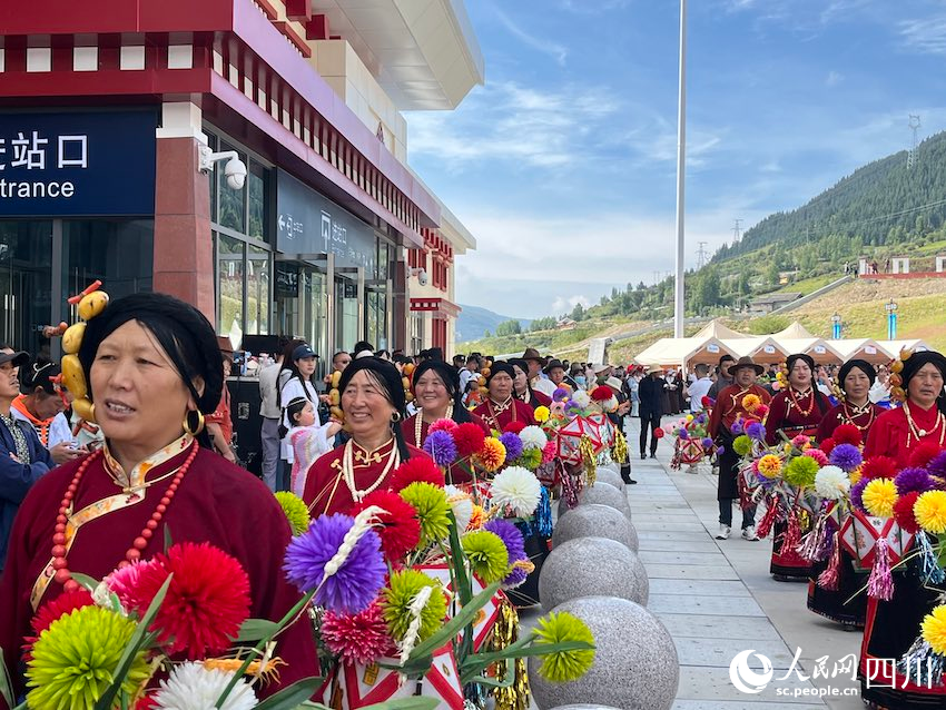 當(dāng)?shù)厝罕娸d歌載舞，慶祝列車開通。人民網(wǎng)記者 郭瑩攝