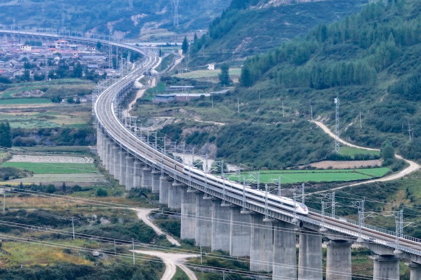 動(dòng)車組列車在山間蜿蜒前行。成蘭公司供圖