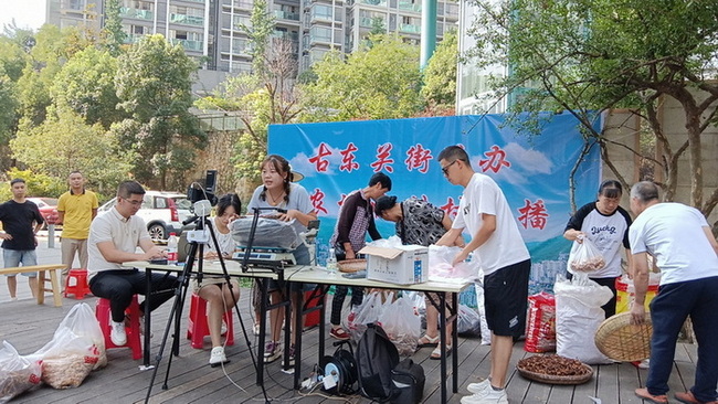 古東關(guān)街道直播帶貨照片。古東關(guān)街道辦事處供圖