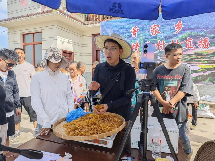 曾家鄉(xiāng)帶貨現(xiàn)場。曾家鄉(xiāng)人民政府供圖