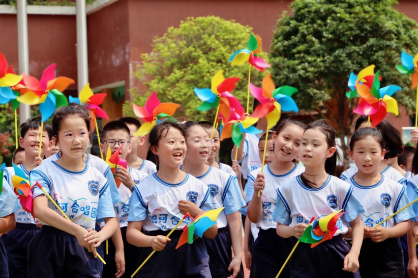 5月31日，成都市實(shí)驗(yàn)小學(xué)北新校區(qū)舉行了以“文明成都·喜迎大運(yùn)·榮耀少年”為主題的少先隊(duì)新隊(duì)員入隊(duì)暨“六一”兒童節(jié)慶?；顒?dòng)。成都市教育局供圖