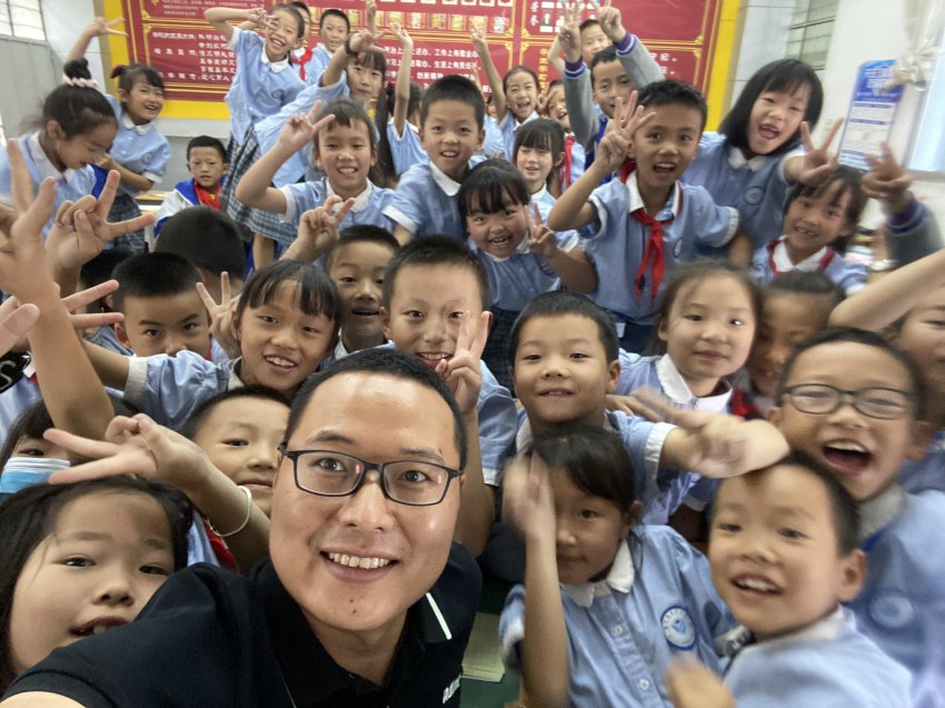 曾松與學(xué)生合照。受訪者供圖